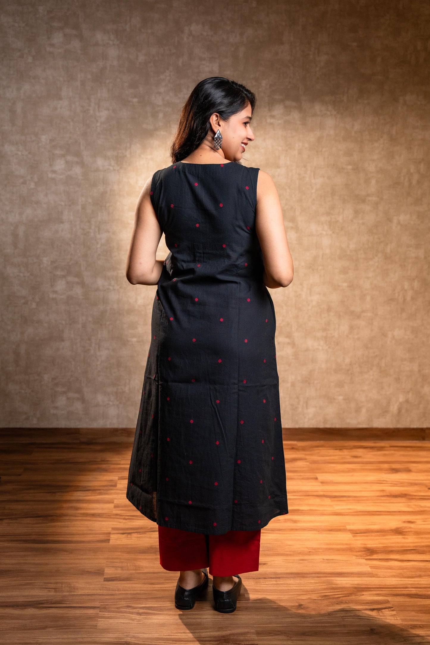 Black Sleeveless Kurta Set