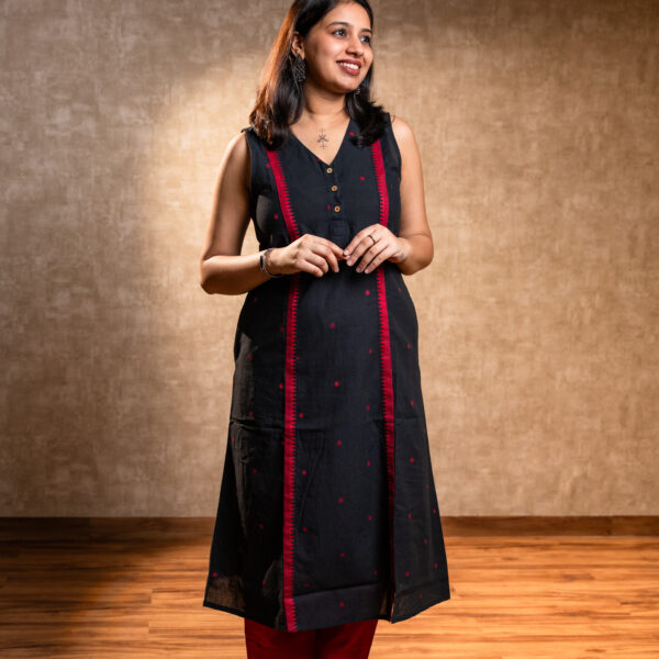 Black Sleeveless Kurta Set